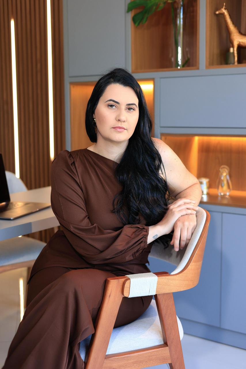 Especialista Kátia em seu escritório, pronta para ensinar o Código Hermès